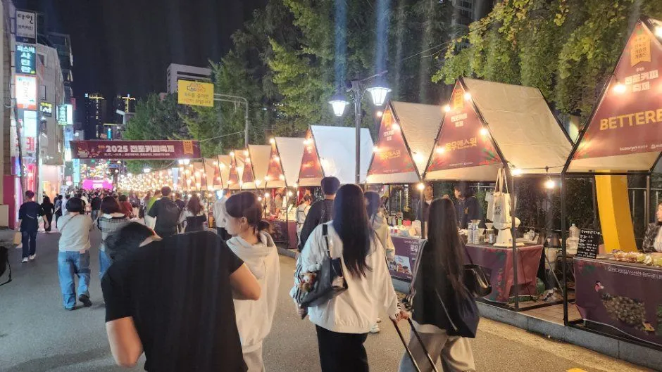2025年節慶 — 夜間節慶街道上的咖啡攤位與遊客（照片：韓國觀光公社・公共授權第3類）