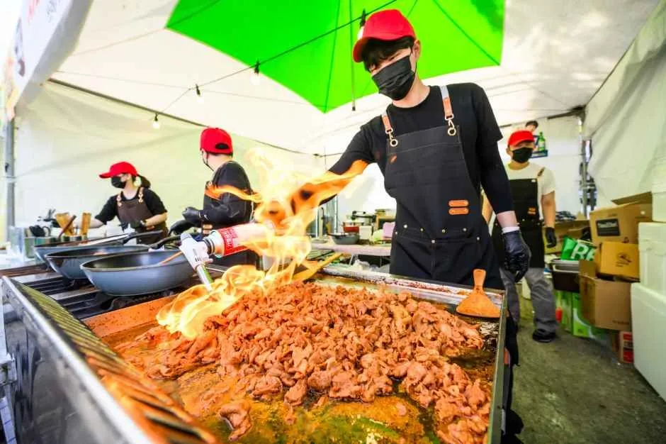 往屆活動 — 在帳篷內烤肉的料理現場