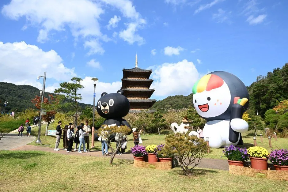 往屆活動 — 石塔、大型角色造型物與遊客