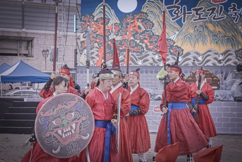 往屆活動 — 身穿傳統服飾的表演隊伍（照片：韓國觀光公社・公共授權第3類）