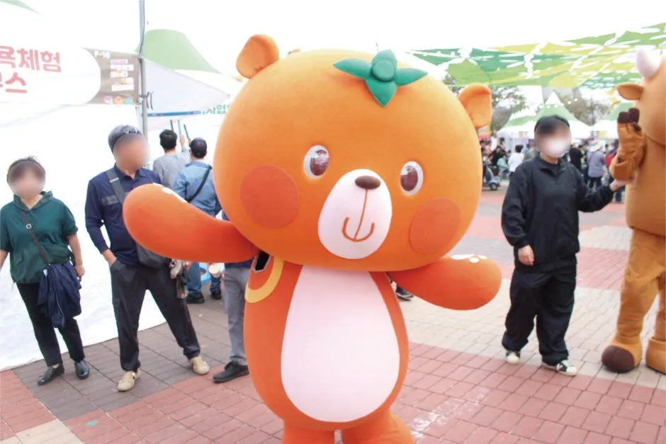 往屆活動 — 橙色吉祥物玩偶與遊客