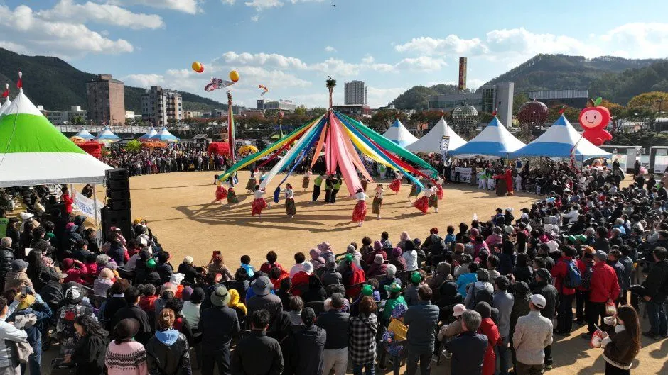 往屆活動 — 觀賞傳統表演的活動現場（照片：韓國觀光公社・公共授權第3類）