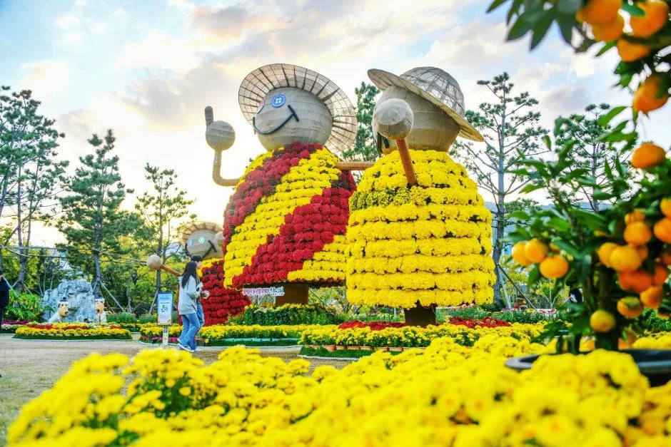 往屆活動 — 以菊花裝飾的大型造景與散步道