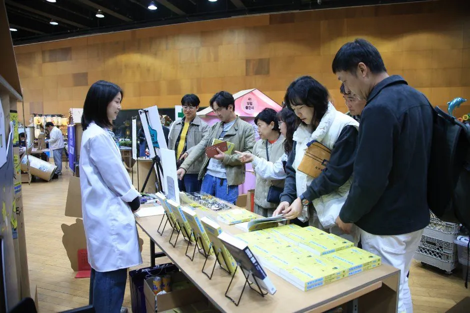 往屆活動 — 在室內書店瀏覽書籍的訪客（照片：韓國觀光公社・公共授權第3類）
