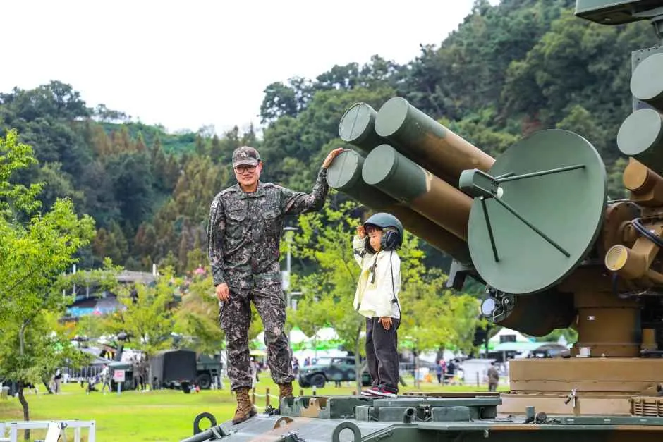 往屆活動 — 站在戰車上的軍人與兒童
