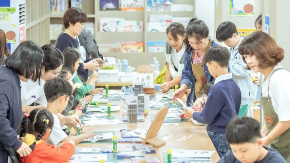 往屆活動 — 在圖書館參加體驗活動的家庭與參加者