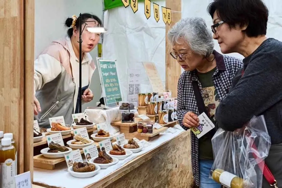 往屆活動 — 傳統點心販售攤位與顧客