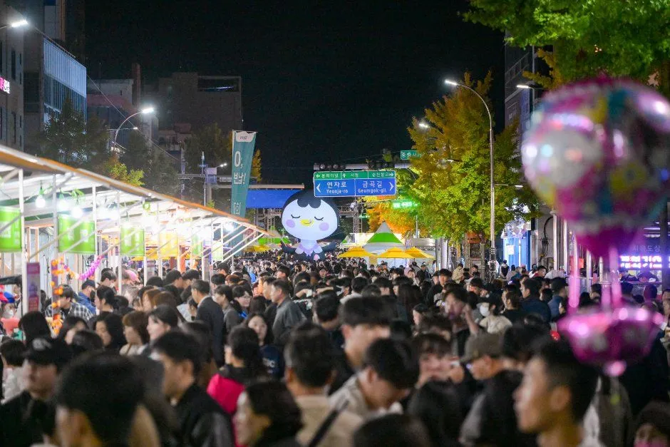 往屆活動 — 夜間活動街上的人潮與美食攤位（照片：韓國觀光公社・公共授權第3類）