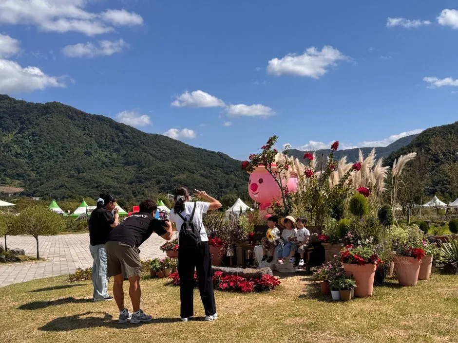 往屆活動 — 在花卉裝飾拍照區拍照的人們（照片：韓國觀光公社・公共授權第3類）