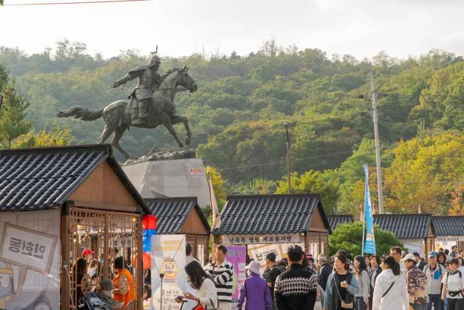 往屆活動 — 騎馬像下的傳統韓屋攤位與遊客