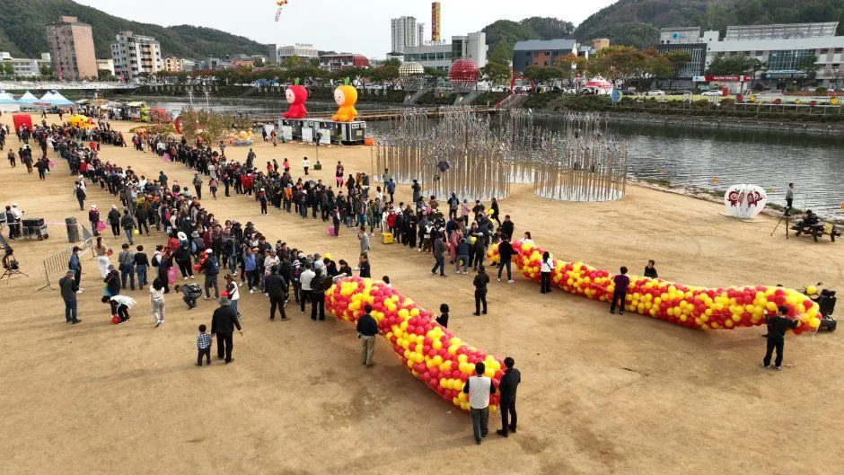往屆活動 — 河畔活動會場的大型氣球造型物