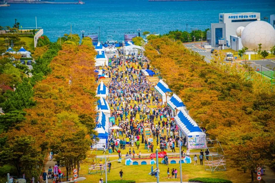 2025年慶典 — 聚集在海濱公園的慶典遊客與攤位（照片：韓國觀光公社・公共授權第3類）