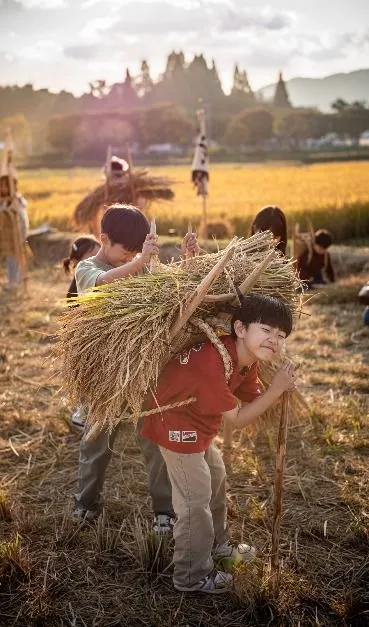 2025年活動 — 搬運稻草捆的孩子們