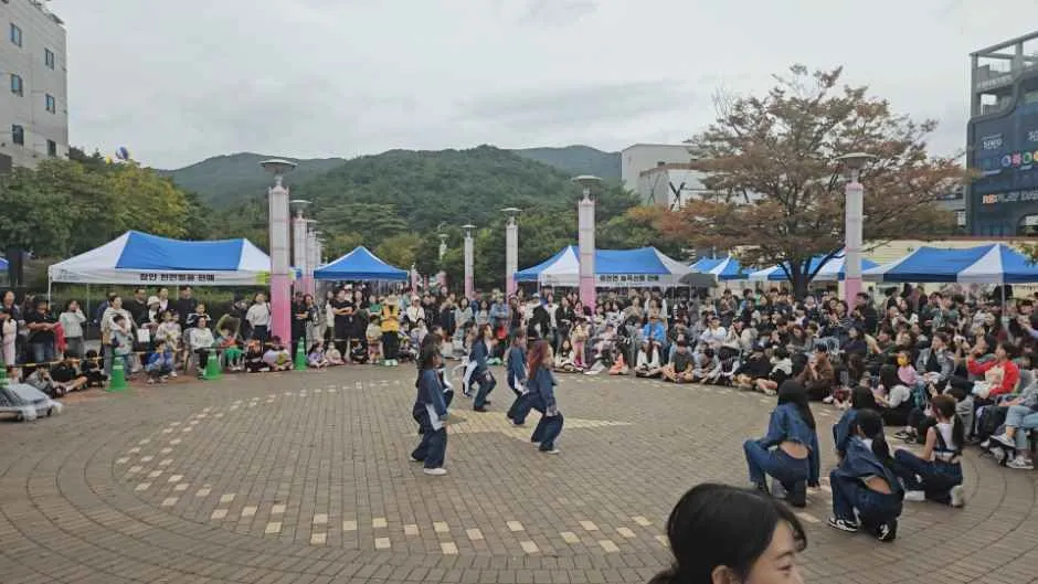 往屆活動 — 圍繞廣場表演的觀眾與舞者