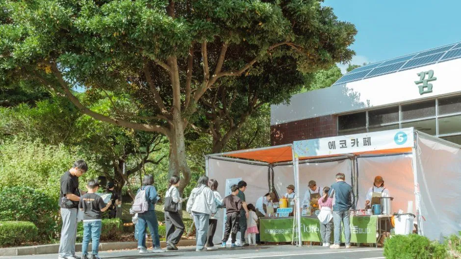往屆活動 — 在戶外咖啡廳攤位購買飲料的訪客（照片：韓國觀光公社・公共授權第3類）
