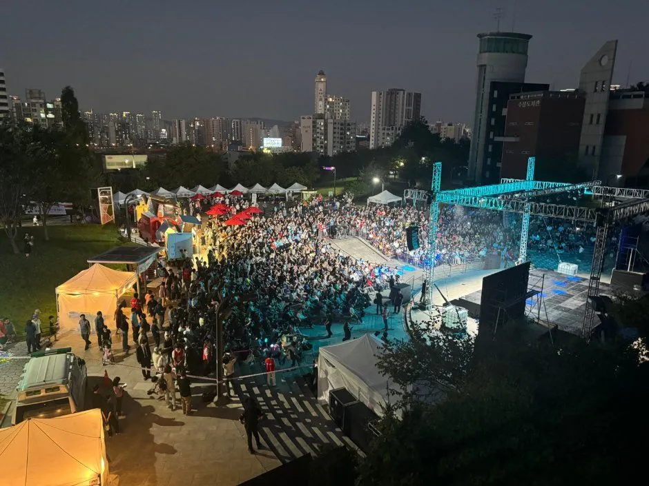往屆活動 — 可見戶外表演場地與觀眾的慶典現場（照片：韓國觀光公社・公共授權第3類）