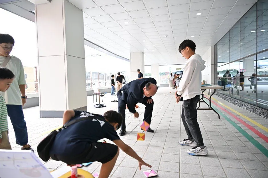 지난 축제 — 실내 체험 활동에 참여한 사람들 (사진: 한국관광공사 · 공공누리 제3유형)
