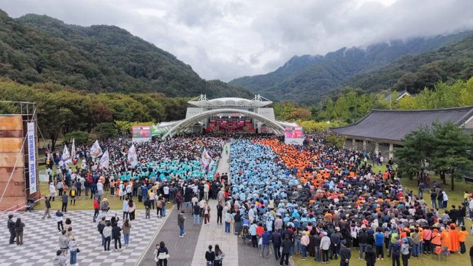 往屆活動 — 坐滿山中野外表演場的觀眾(照片:韓國觀光公社・公共授權第3類)