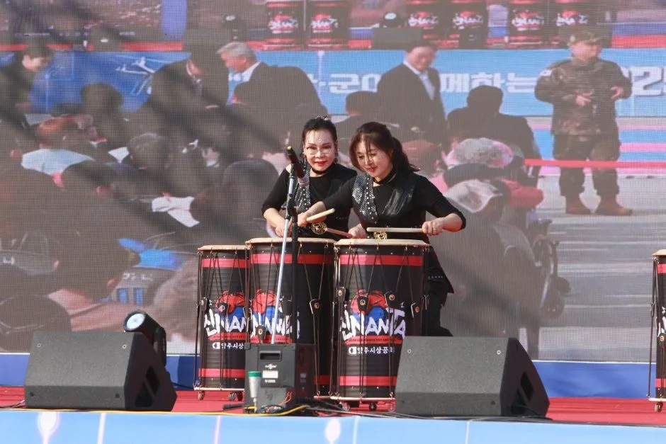 지난 축제 — 무대에서 북을 연주하는 공연 (사진: 한국관광공사 · 공공누리 제3유형)
