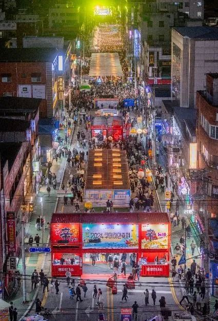 2024年節慶 — 夜間節慶街道與活動舞台（照片：韓國觀光公社・公共授權第3類）