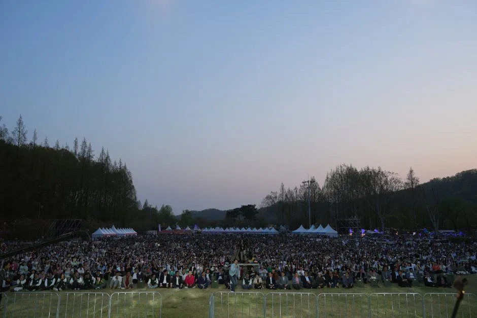 지난 축제 — 야외 공연장을 가득 메운 관람객 (사진: 한국관광공사 · 공공누리 제3유형)