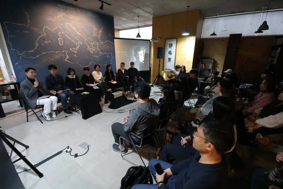 往屆活動 — 聽取室內講座的觀眾與發表者