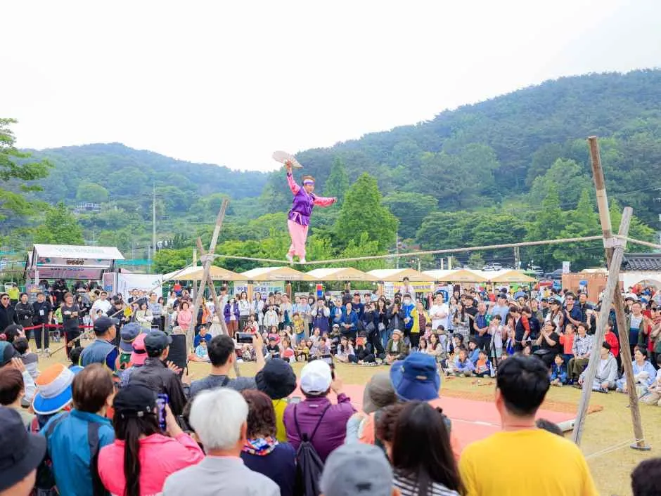 往屆活動 — 山麓下的走鋼索表演與觀眾（照片：韓國觀光公社・公共授權第3類）