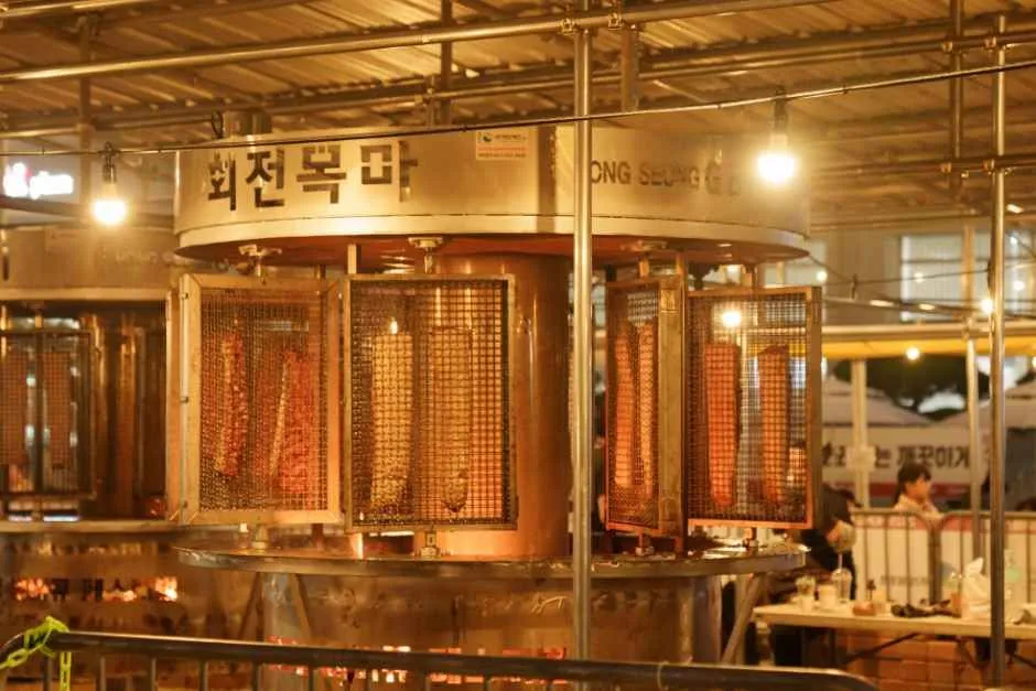 往屆活動 — 旋轉式烤肉裝置與逐漸烤熟的肉（照片：韓國觀光公社・公共授權第3類）