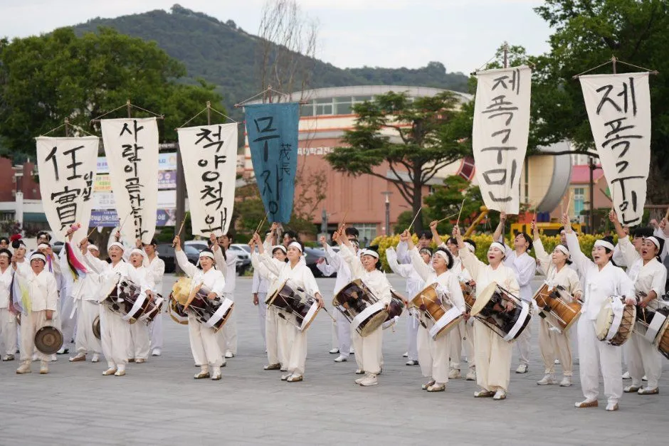 지난 축제 — 흰옷을 입은 풍물패의 야외 공연 (사진: 한국관광공사 · 공공누리 제3유형)