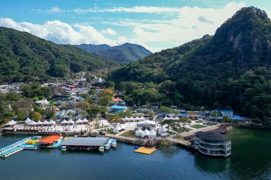 2025年活動 — 以湖泊與山巒為背景的活動會場