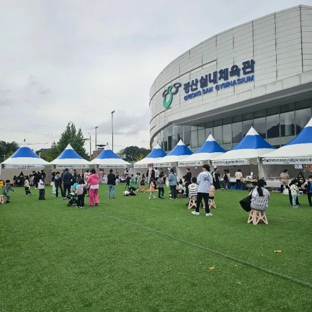 2025年節慶 — 體育館前草坪上的節慶體驗攤位