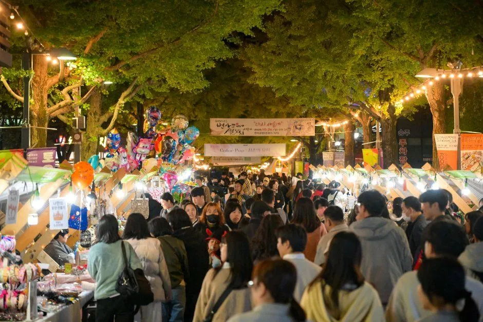 往屆活動 — 樹下的夜間攤位與氣球裝飾（照片：韓國觀光公社・公共授權第3類）
