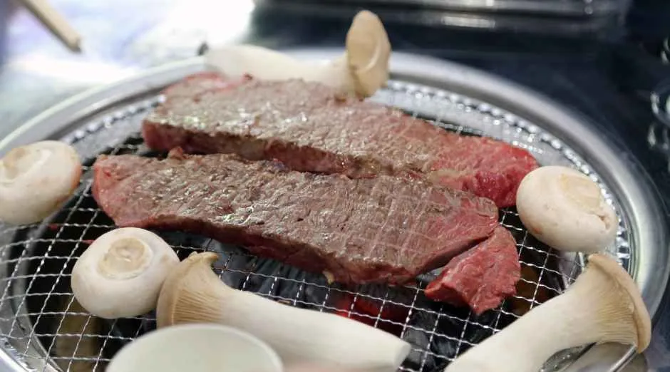往屆活動 — 與蘑菇一起燒烤的生肉