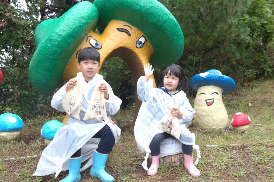 往屆活動 — 蘑菇造型物前的孩子們（照片：韓國觀光公社・公共授權第3類）