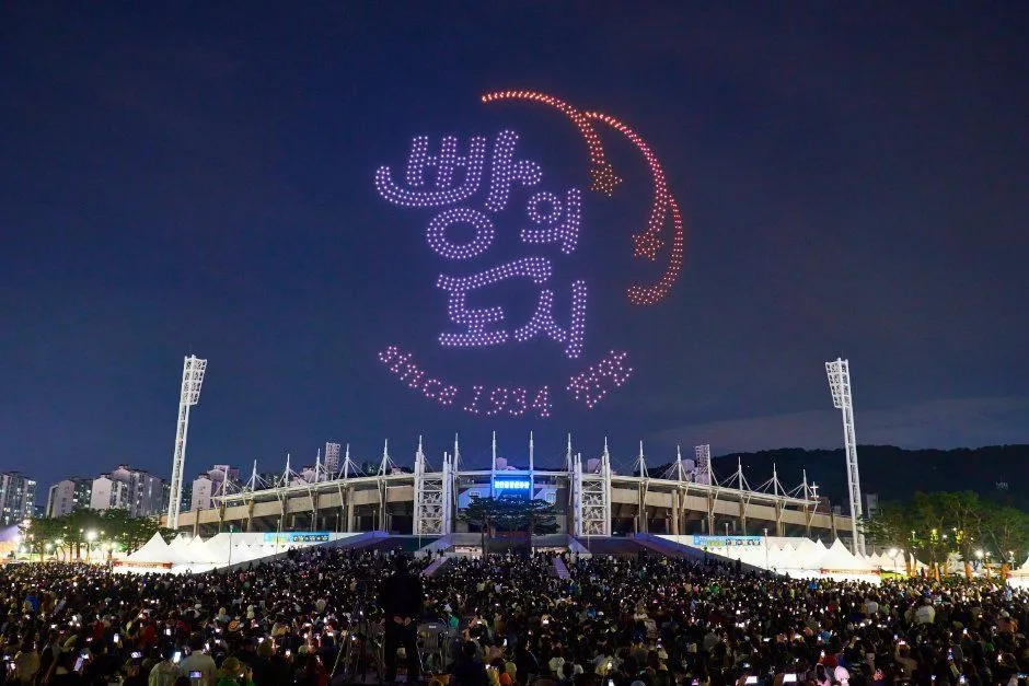 2024年活動 — 夜間體育場前的無人機表演與觀眾(照片:韓國觀光公社・公共授權第3類)