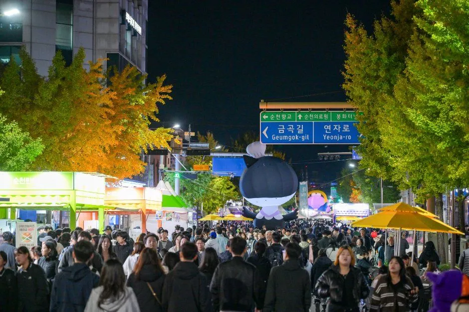 往屆活動 — 夜間街道上的人潮與大型角色雕像（照片：韓國觀光公社・公共授權第3類）