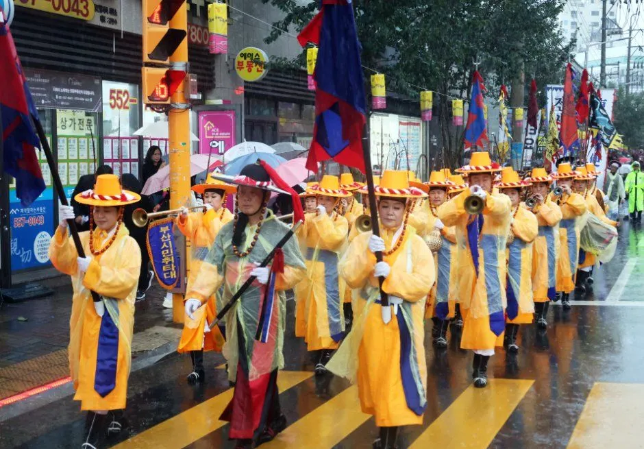 往屆活動 — 雨中街道上的傳統樂隊遊行（照片：韓國觀光公社・公共授權第3類）