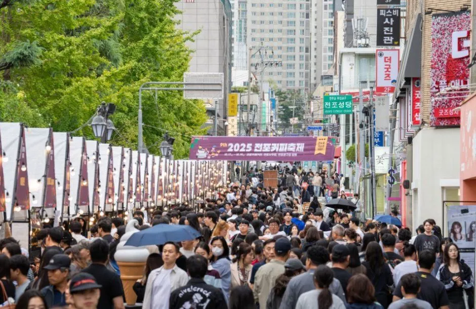 2025年節慶 — 節慶布條下擁擠的街道與遊客