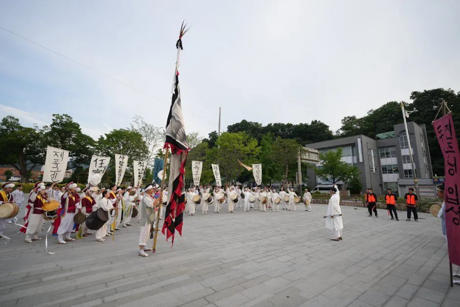 지난 축제 — 광장에서 펼쳐지는 대규모 전통 행렬 (사진: 한국관광공사 · 공공누리 제3유형)