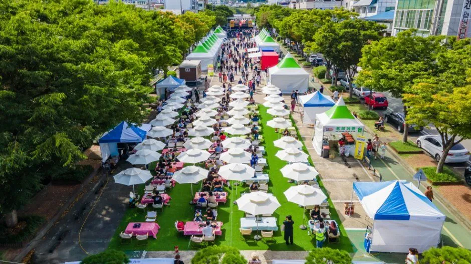 往屆活動 — 沿著木棧道展開的戶外活動會場與用餐區