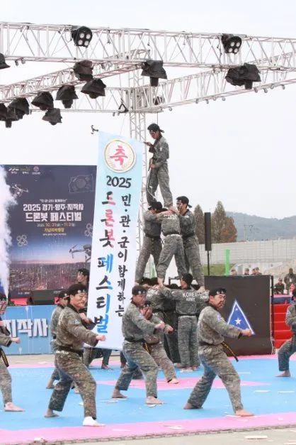 2025년 축제 — 군복 차림 단체 인간탑 공연