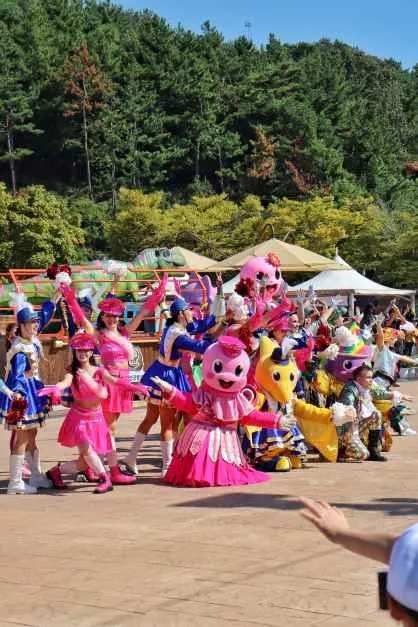 往屆活動 — 角色表演與舞者（照片：韓國觀光公社・公共授權第3類）