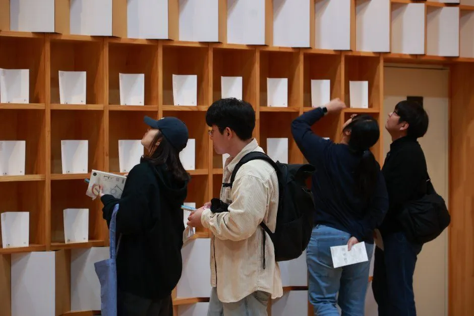 往屆活動 — 參觀書架形狀展品的訪客