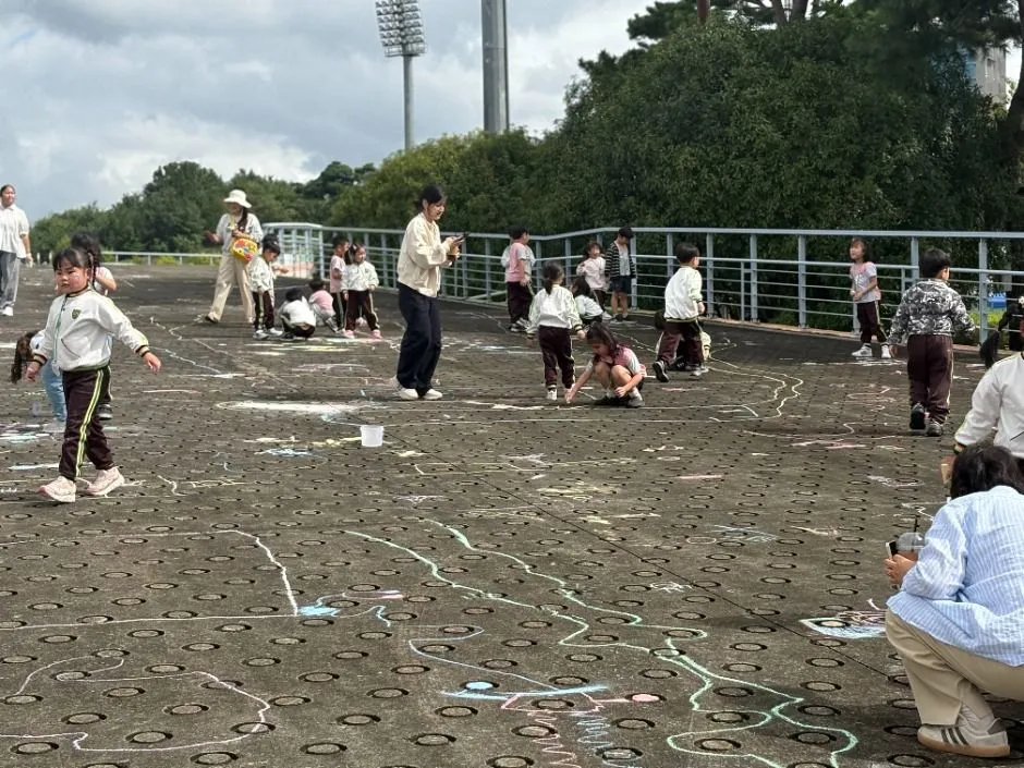 2025年節慶 — 在戶外地面上玩彩繪遊戲的兒童（照片：韓國觀光公社・公共授權第3類）