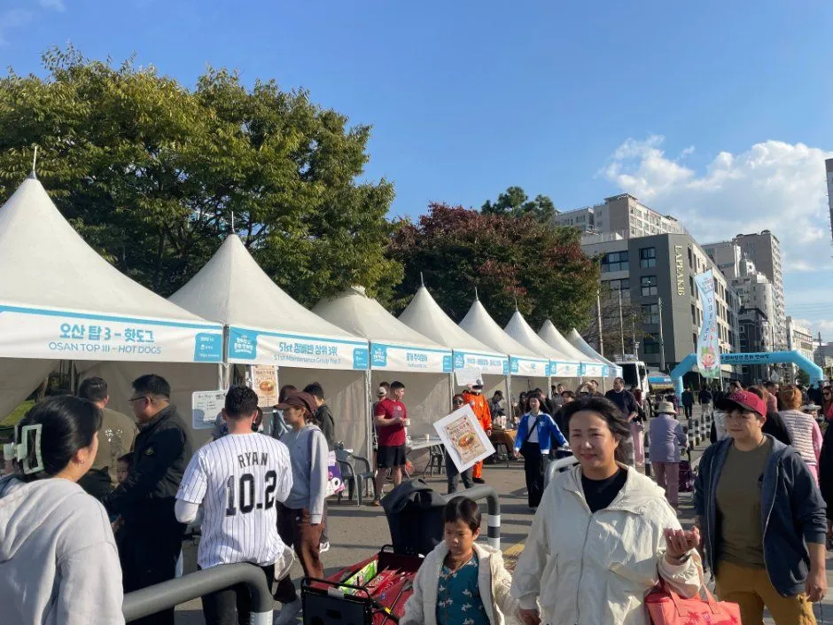 지난 축제 — 축제 부스와 방문객들 (사진: 한국관광공사 · 공공누리 제3유형)