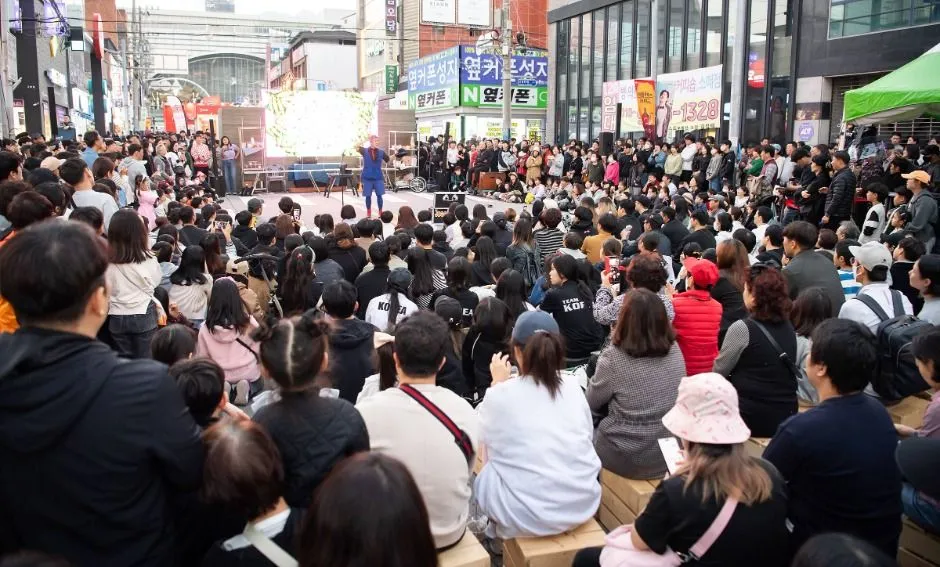 2025年節慶 — 觀看戶外舞台表演的觀眾（照片：韓國觀光公社・公共授權第3類）