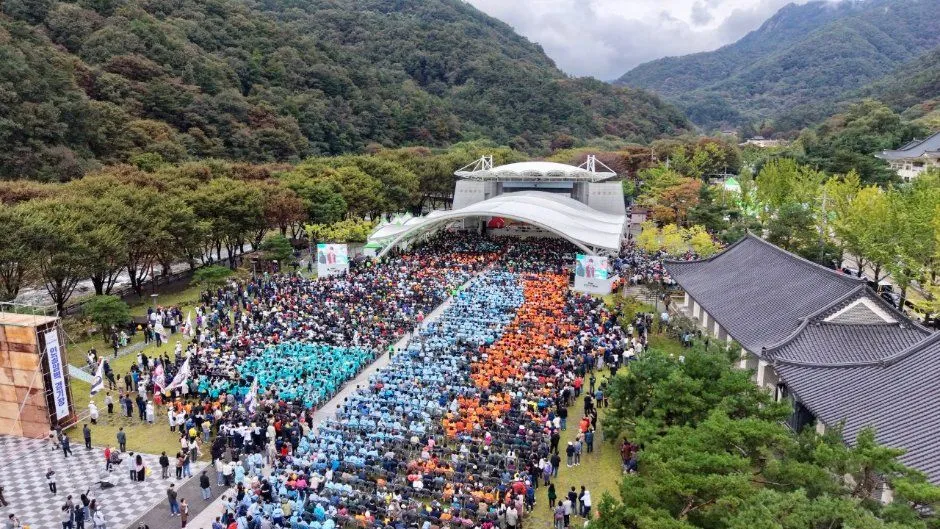 往屆活動 — 聚集在表演場前的多彩觀眾隊伍