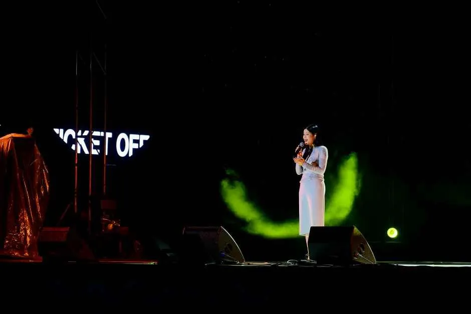 往屆活動 — 燈光下手持麥克風進行舞台表演的女性（照片：韓國觀光公社・公共授權第3類）