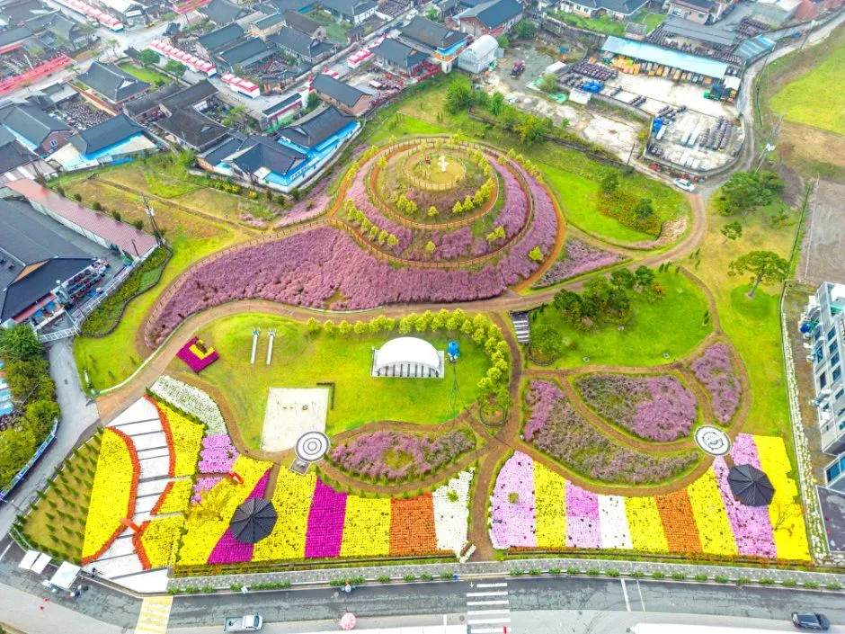 往屆活動 — 有花田與散步道的公園空拍全景
