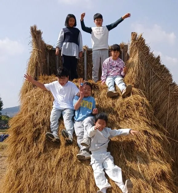2025年活動 — 在稻草堆上玩耍的孩子們